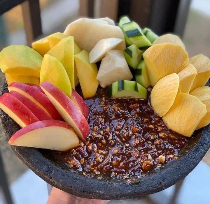 CEMILAN BUAH SEGAR: Rekomendasi Rujak Buah di Malang yang Segar dan Nikmat dengan Sambal Kacang yang Pedas