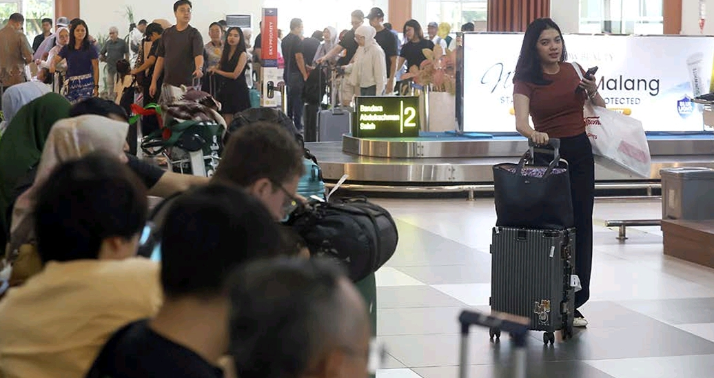 SEDIAKAN LIMA PENERBANGAN: Mulai kemarin, jumlah penumpang yang tiba di Bandara Abdulrachman Saleh meningkat dibanding hari-hari biasanya.