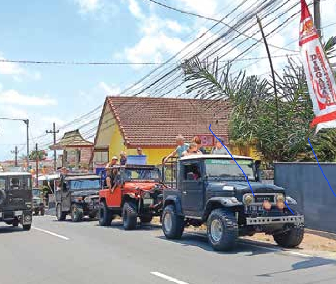 KENDARAAN WISATAWAN: Rombongan jip menunggu penumpang di ruas jalan Desa Wringinanom, Kecamatan Poncokusumo beberapa waktu lalu.