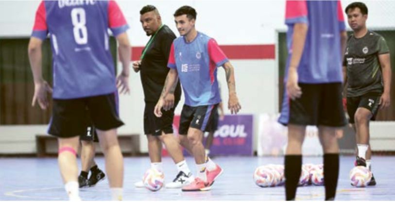 MENJADI ANDALAN: Ala Unggul FC Malang menjalani sesi latihan internal game di Unggul Sports Center kemarin.