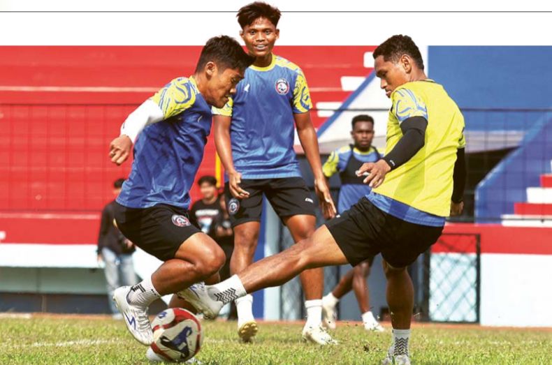 SIAPKAN KOLABORASI: Winger Arema FC Dwiki Mardiyanto berusaha melewati Iksan Lestaluhu dalam sesi latihan teknik di Stadion Gajayana.
