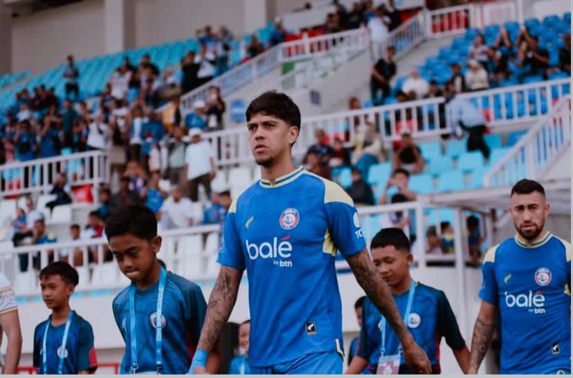 ABSEN LAMA: Gelandang Arema FC Betinho memasuki lapangan dalam laga melawan Bhayangkara Presisi Lampung FC pada pekan ke-3 Super League.
