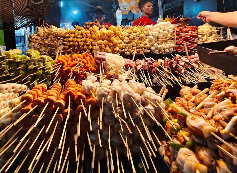 LEZAT: Kenyal, gurih, dan bikin nagih! Inilah sate baby gurita yang lagi jadi primadona kuliner malam, pas banget disantap hangat-hangat sambil nongkrong bareng teman.