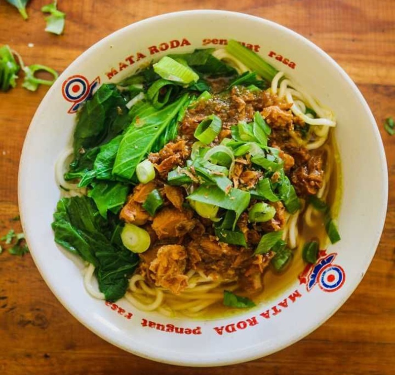 LEZAT: Mi ayam berbumbu medok dengan sayur sawi