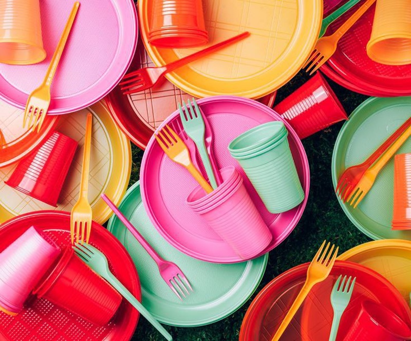 Alat makan: Keperluan rumah tangga yang wajib dimiliki. Anak kos jangan lupa beli!