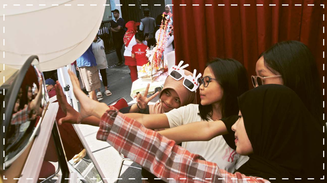 SERU: Sejumlah anak muda foto di Potapotobox Self Studio yang tengah keliling di daerah Blimbing. Photobox keliling menawarkan kemudahan kepada konsumen tanpa harus datang ke studio.