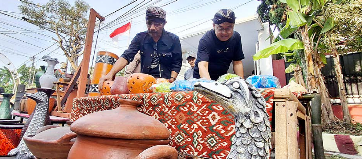 TAHUN KETIGA: Beberapa produk dari warga Kelurahan Penanggungan ditampilkan dalam Festival Gerabah di Pasar Krempyeng, kemarin.