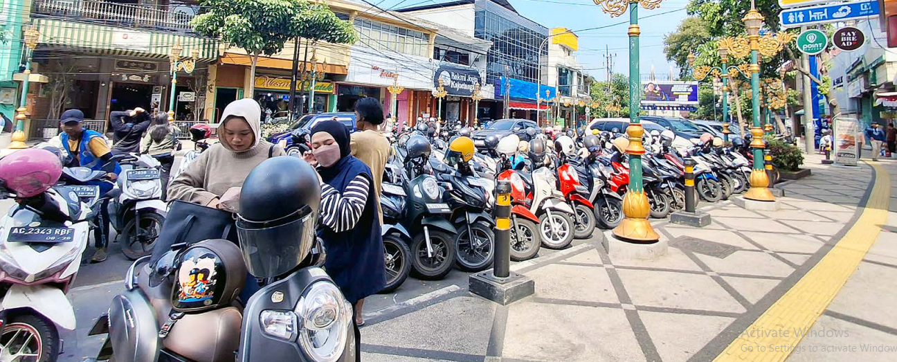 SEGERA DISAHKAN: Area parkir di depan tempat usaha di koridor Kajoetangan selalu ramai. Ke depan, pemkot bakal mewajibkan pemilik usaha untuk mengaturnya. Kewajiban itu bakal diatur lewat perda.