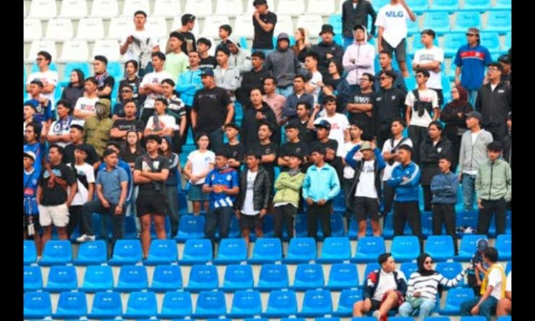 TERUS IMPROVE: Aremania memberikan dukungan langsung di Stadion Kanjuruhan dalam laga Super Legue pekan pertama, pada 11 Agustus lalu.