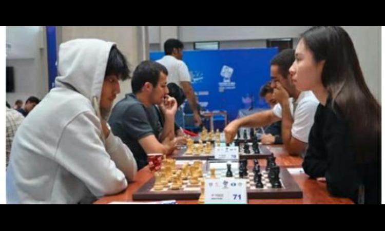 DIHARAPKAN ON FIRE: Pecatur asal Kota Malang Nayaka Budi Dharma (kanan) bertanding dalam ajang Fujairah Global Chess Championship 2025 beberapa waktu lalu.