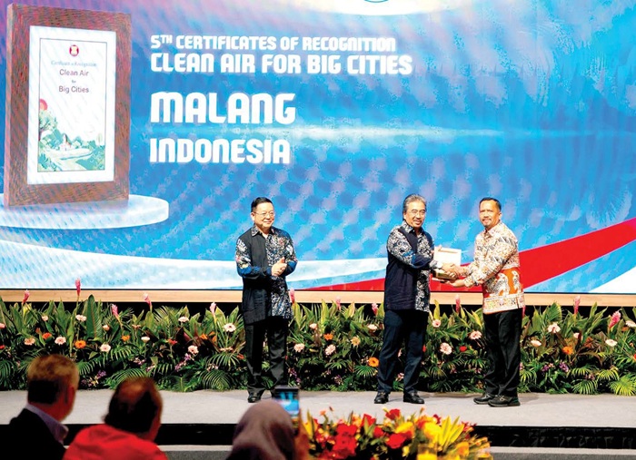 RAIH PRESTASI: Plh Kepala DLH Kota Malang Gamaliel Raymond Hatigoran Matondang (kanan) menerima penghargaan dalam ASEAN Environmentally Sustainable Cities (ESC) Award di Langkawi, Malaysia, Rabu (3/9)