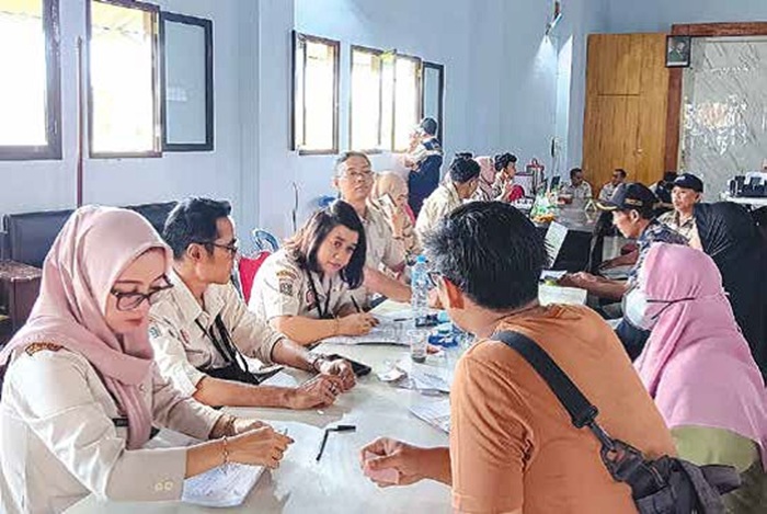 PENUHI KEWAJIBAN: Warga Desa Pagelaran, Kecamatan Pagelaran, membayar PBB pekan lalu.