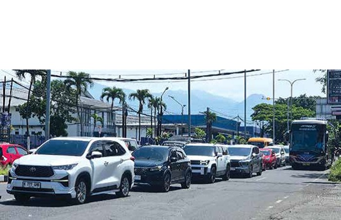 RAMAI LANCAR: Arus lalu lintas terpantau padat merayap di simpang empat Karanglo kemarin siang (7/9).