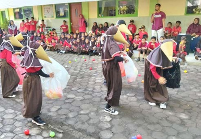MERIAH: Siswi MIS Al Khoiriyah bersaing dalam lomba memperingati kemerdekaan Republik Indonesia ke- 80 beberapa waktu lalu.