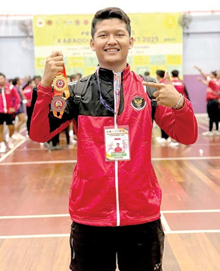 BERPRESTASI: Atlet Kabaddi Kota Malang David Rinekso meraih medali emas dalam nomor National Style di USM Sport Complex, Penang, Malaysia pada Sabtu lalu (6/9).