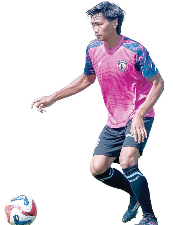 PULIH: Gelandang Arema FC Jayus Hariono berusaha melepaskan umpan dalam sesi latihan di Stadion Kanjuruhan, beberapa waktu lalu.