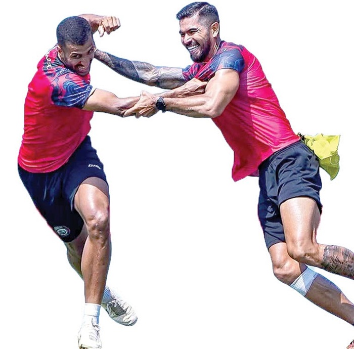 TERMOTIVASI: Center back Arema FC Yann Motta (kiri) menjalani sesi latihan fun game di Stadion Gajayana, Jumat lalu (6/9).