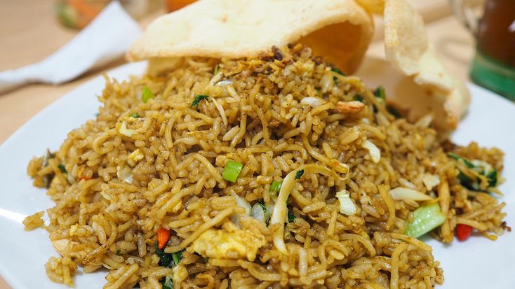 NIKMAT: Sajian nasi goreng mawut dengan harga terjangkau bisa dengan mudah ditemukan di Malang.