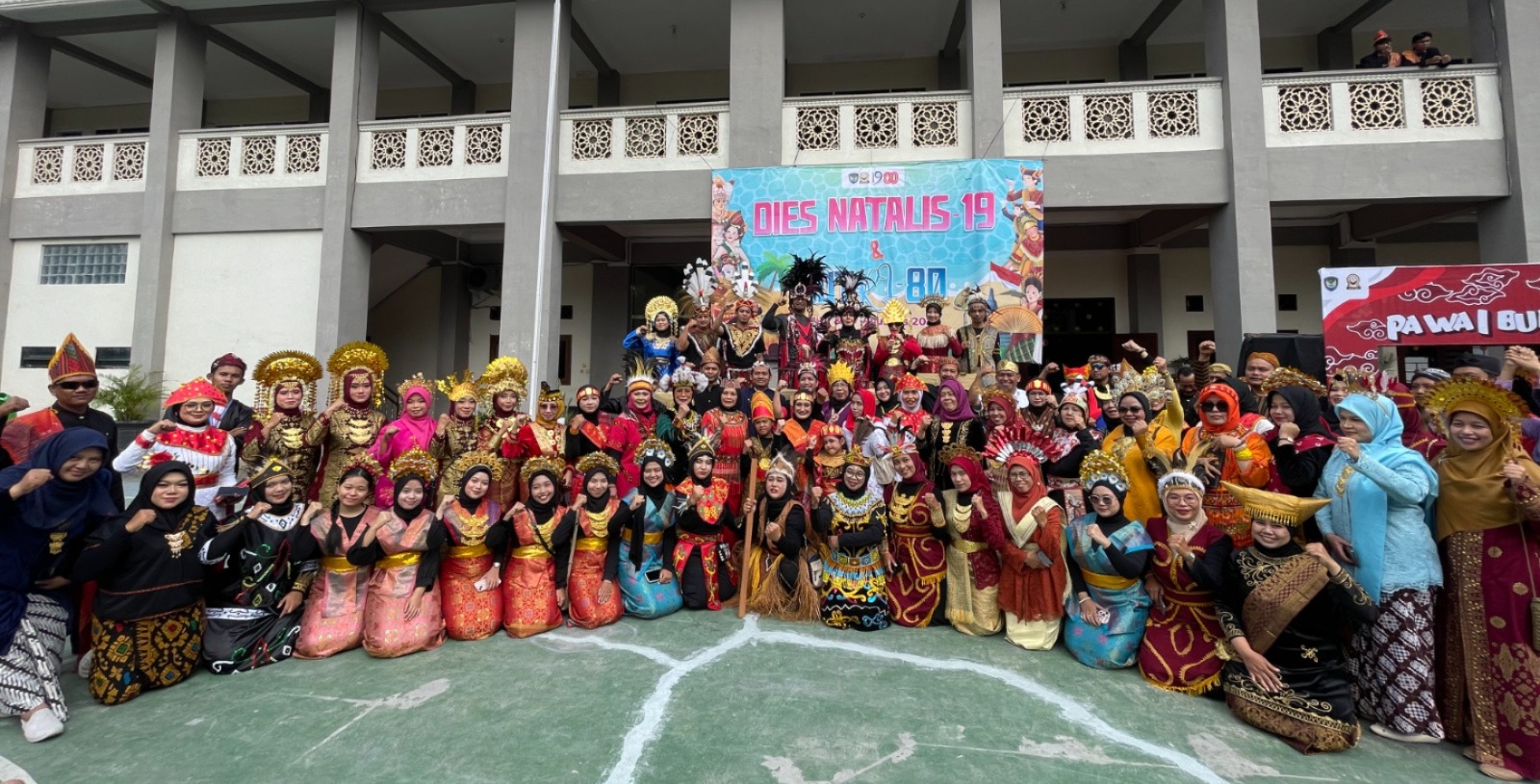 MERIAH : Pawai budaya SMAN 1 Bululawanguntuk memeriahkan Kemerdekaan RI dan Semangat Kebudayaan, pada Rabu (27/8).