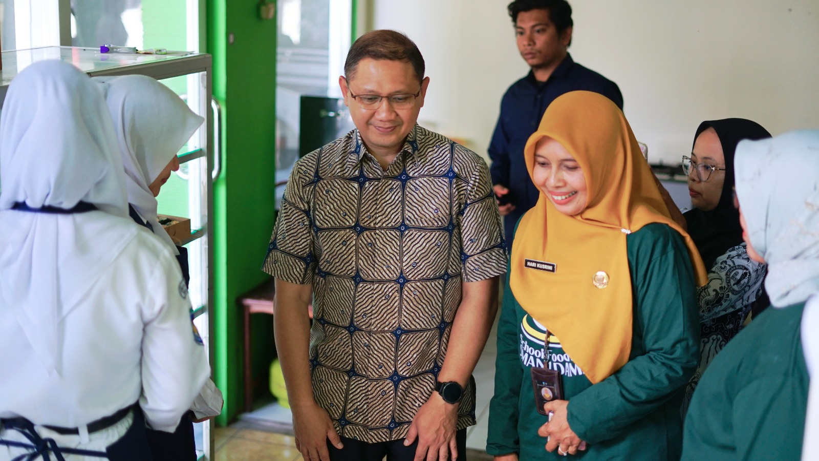 TERBAIK : Kadispenprov Jatim Dr Aries Agung Paewai SSTP MM (tengah) didampingi Kepala Sekolah Hari Kusrini SPd MM berkeliling di SMAN 1 Bululawang, Agustus kemarin.