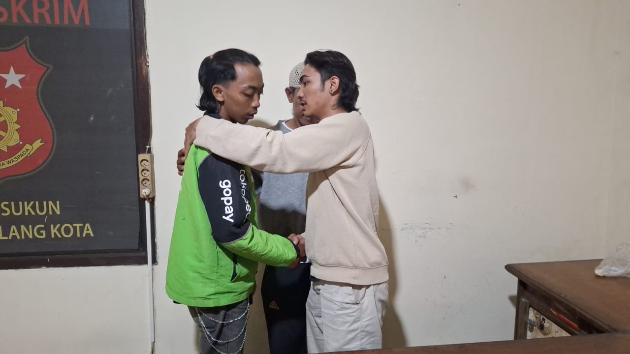 Pengemudi ojol dan jukir yang sempat cekcok di Jalan Sigura-gura memilih berdamai. (Polsek Sukun for Radar Malang)