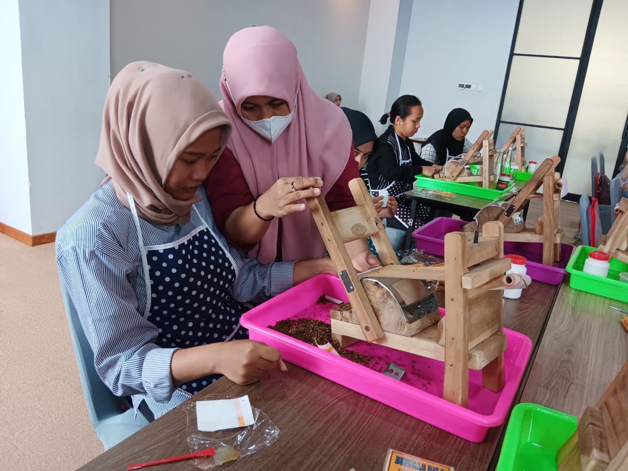 PRAKTIK LANGSUNG:   Pelatihan giling rokok jenis Sigaret Kretek Tangan (SKT) untuk meningkatkan kualitas SDM.