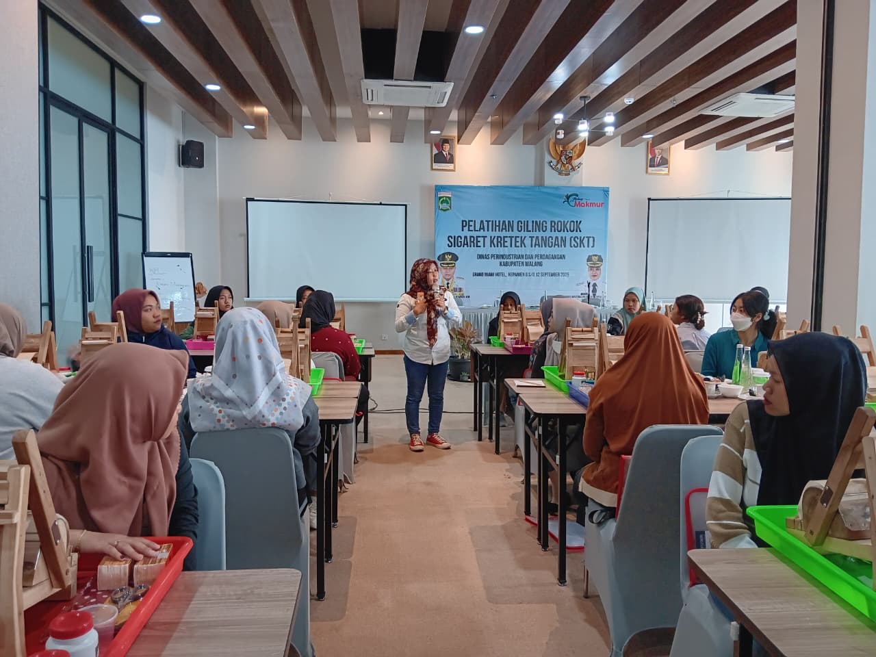 TINGKATKAN KUALITAS: Disperindag Kabupaten Malang menggelar pelatihan giling rokok jenis Sigaret Kretek Tangan (SKT).