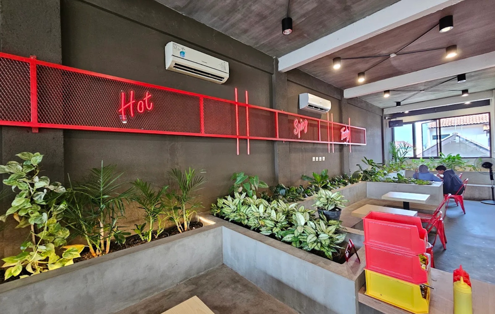 ANDALAN: Hotways Chicken, warung ayam yang selalu menjadi pilihan tepat untuk mahasiswa yang ingin makan ayam dengan porsi memuaskan.