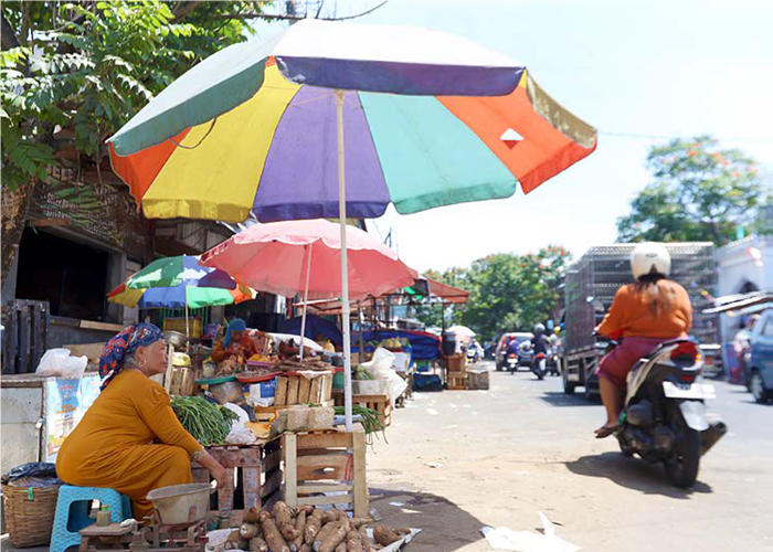Pedagang Pasar Kebalen berjualan di ruas Jalan Zaenal Zakse, Kelurahan Kotalama, Kecamatan Kedungkandang beberapa waktu lalu. (Dokumen Radar Malang)