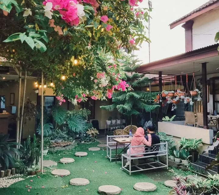 CANTIK: Suasana Cafe Secret Garden Calathea