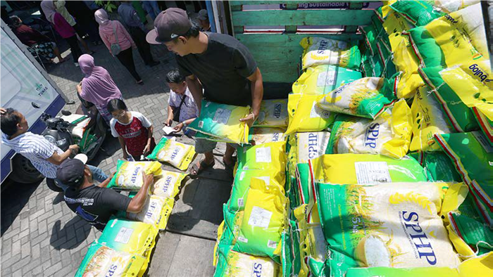 SERBA MURAH: Berbagai komoditas dengan harga supermurah tersedia di kantor Kelurahan Tunggulwulung, Kecamatan Lowokwaru kemarin (9/7). Bahan pokok yang paling banyak buru warga adalah beras jenis SPHP