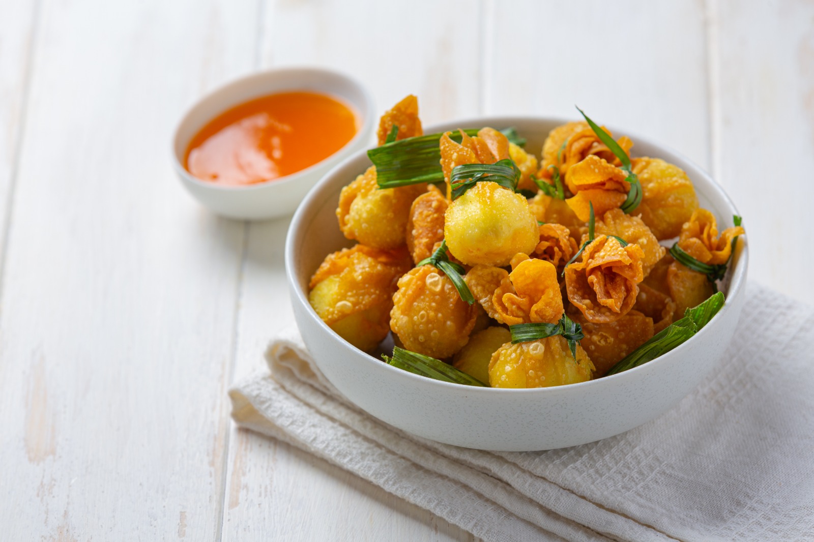 MENGGODA: Batagor gurih renyah ini jadi incaran banyak penikmat kuliner. Disajikan hangat dengan siraman bumbu kacang kental, hidangan khas Bandung ini tetap jadi favorit dari generasi ke generasi.