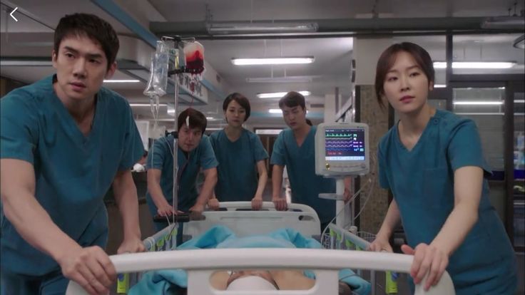 TEGANG: Adegan operasi bedah di drama medis Korea tampil realistis dan bikin penonton terbawa suasana.