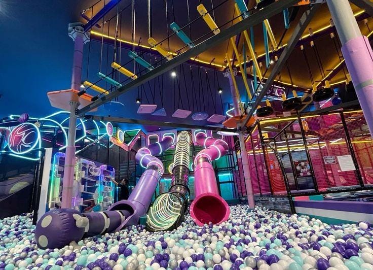 MENYENANGKAN: serunya bermain playground, berasa kembali menjadi anak-anak