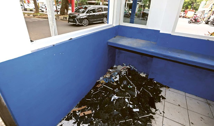 LAGI: Pos Polisi di simpang Jalan Bandung kembali dirusak orang tidak dikenal pada Minggu malam (7/9). Perusakan serupa juga terjadi di Pos Polisi Jalan Kaliurang.