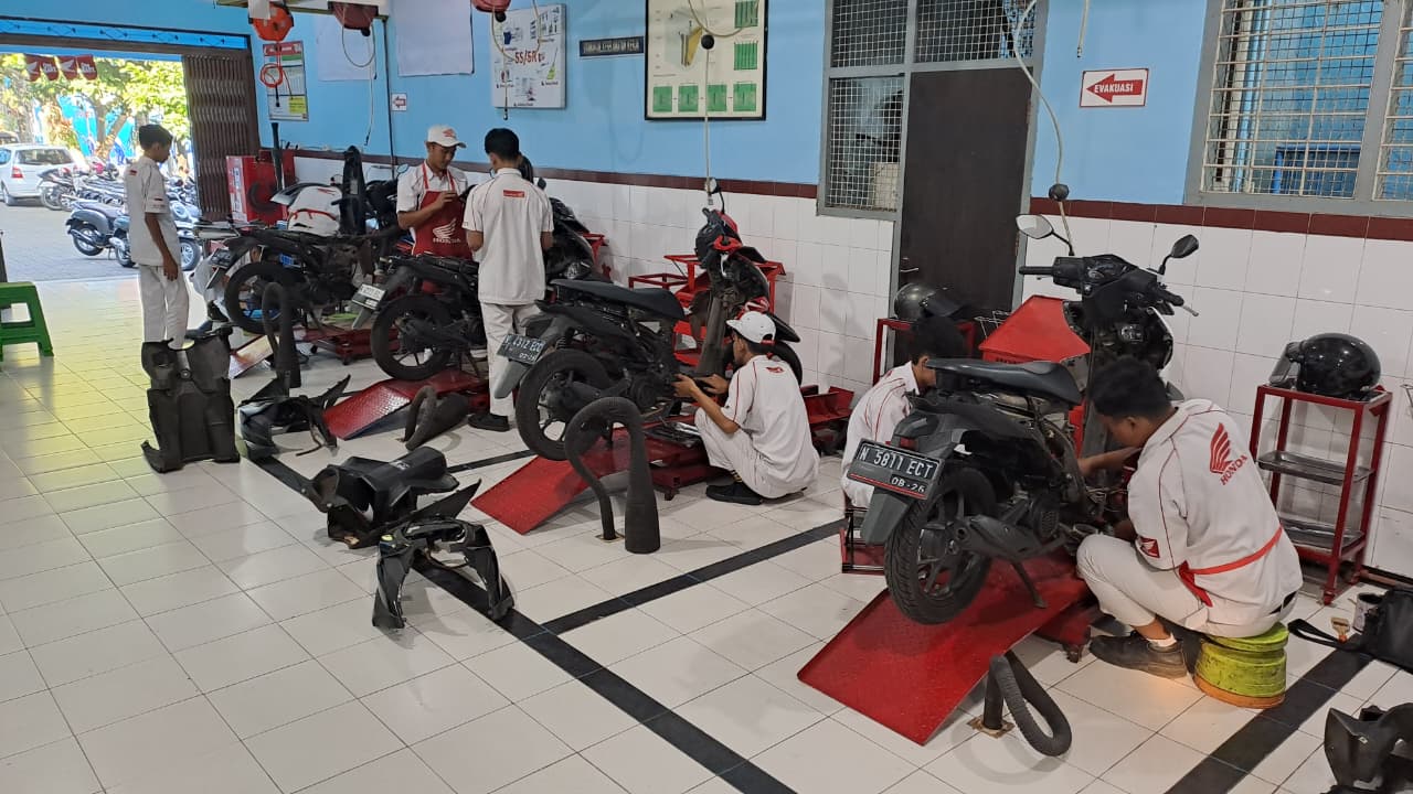 Kolaborasi Owner AHASS Pahala Motor Donomulyo (Empat dari Kiri) dengan Kepala Konsentrasi Keahlian Teknik Sepeda Motor (Lima dari Kiri).