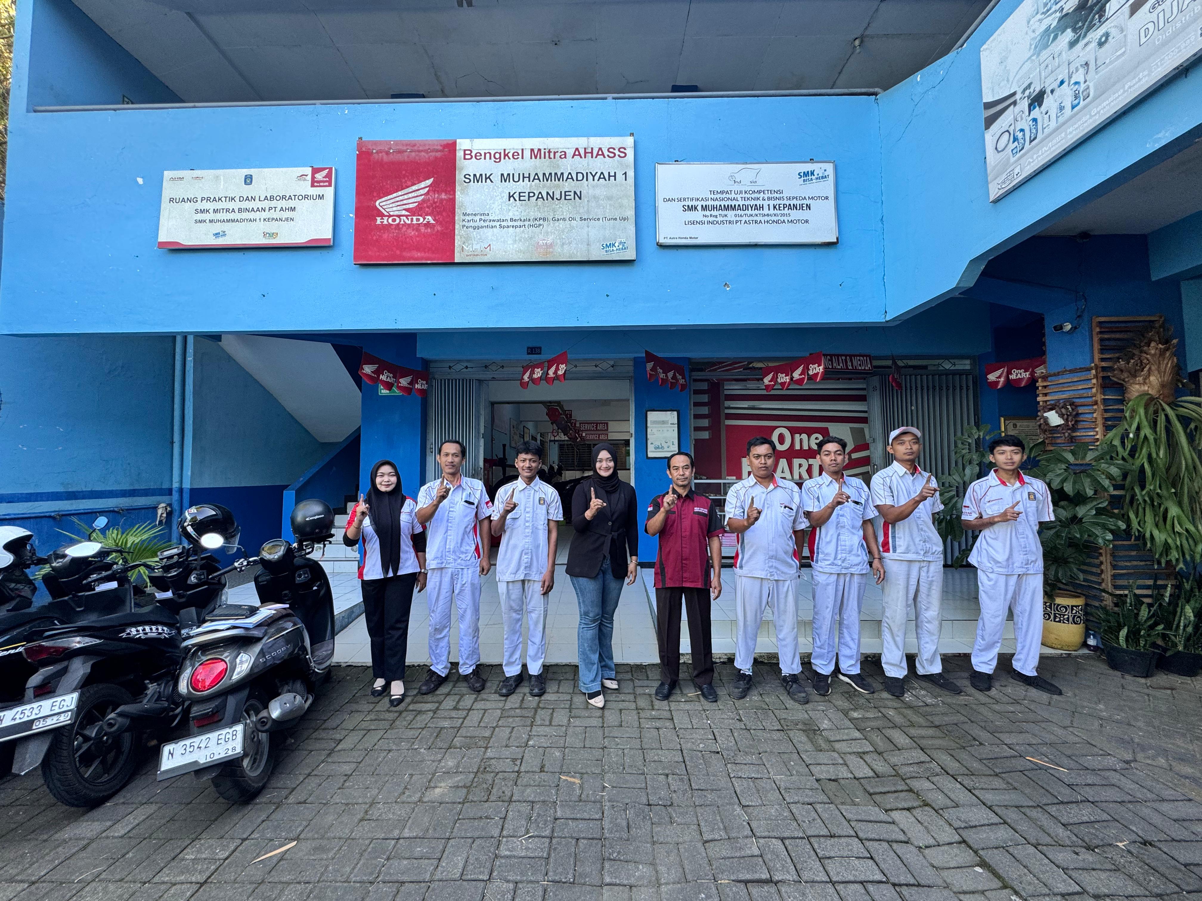 Layanan Servis, Oli Mesin, dan Oli Gardan gratis Sepeda Motor Honda Warga Sekolah di Bengkel Sasis Teknik&nbsp;Sepeda&nbsp;Motor.