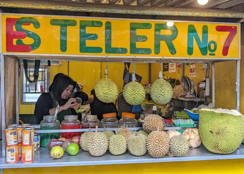 Pujasera Dempo dikenal dengan kuliner legendaris, dari es teler juara hingga pangsit mie abadi.