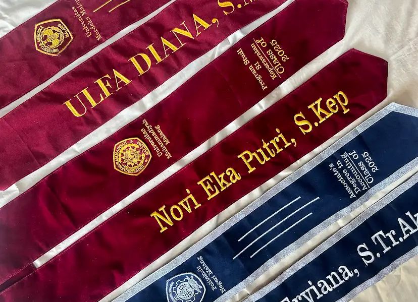 Toko selempang wisuda di Malang tawarkan pilihan lengkap dengan kualitas terjamin.