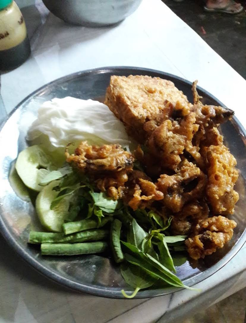 NIKMAT: Belut goreng renyah dengan bumbu khas jadi primadona pecinta kuliner malam, gurihnya bikin susah berhenti ngemil!