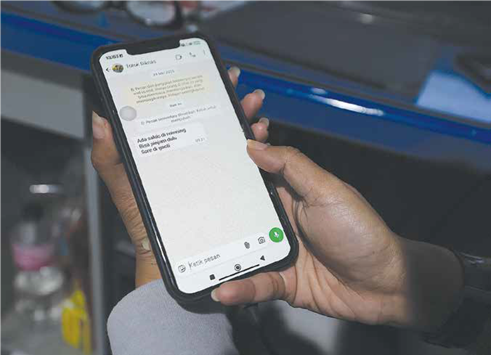 WASPADA : Seorang warga mendapat pesan WhatsApp dari salah satu pejabat Pemkot Malang yang sudah diretas oleh hacker kemarin siang.