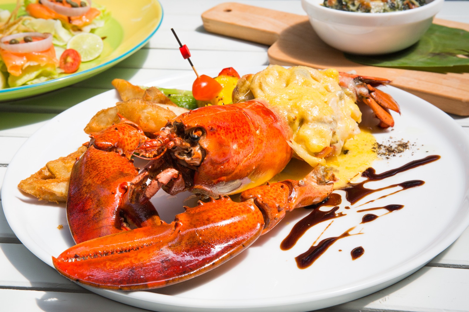 MENGGODA: Menikmati sajian spesial khas bangsawan yaitu lobster.