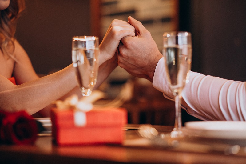 DINNER ROMANTIS: 4 Rekomendasi Tempat Dinner Malam Nuansa Romantis Bersama Kekasih Tersayang