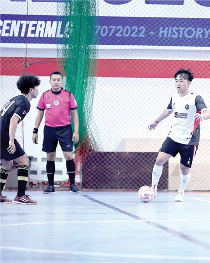 PUNYA PR: Ala Unggul FC Malang Adam Ahlan (kiri) berusaha melewati pemain Tim Futsal UM di Unggul Sports Center, Sabtu lalu (6/9).