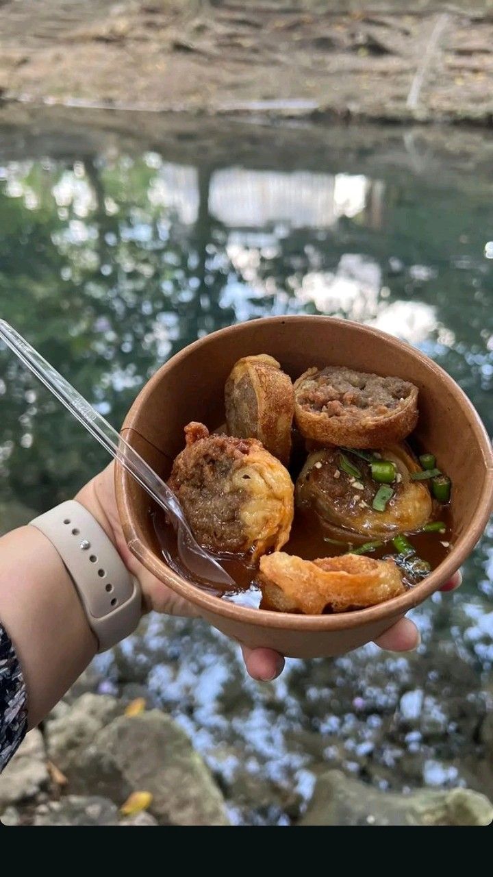 GURIH: Gohyong isi ayam dengan kulit renyah dan saus cocolan khas yang menggugah selera.