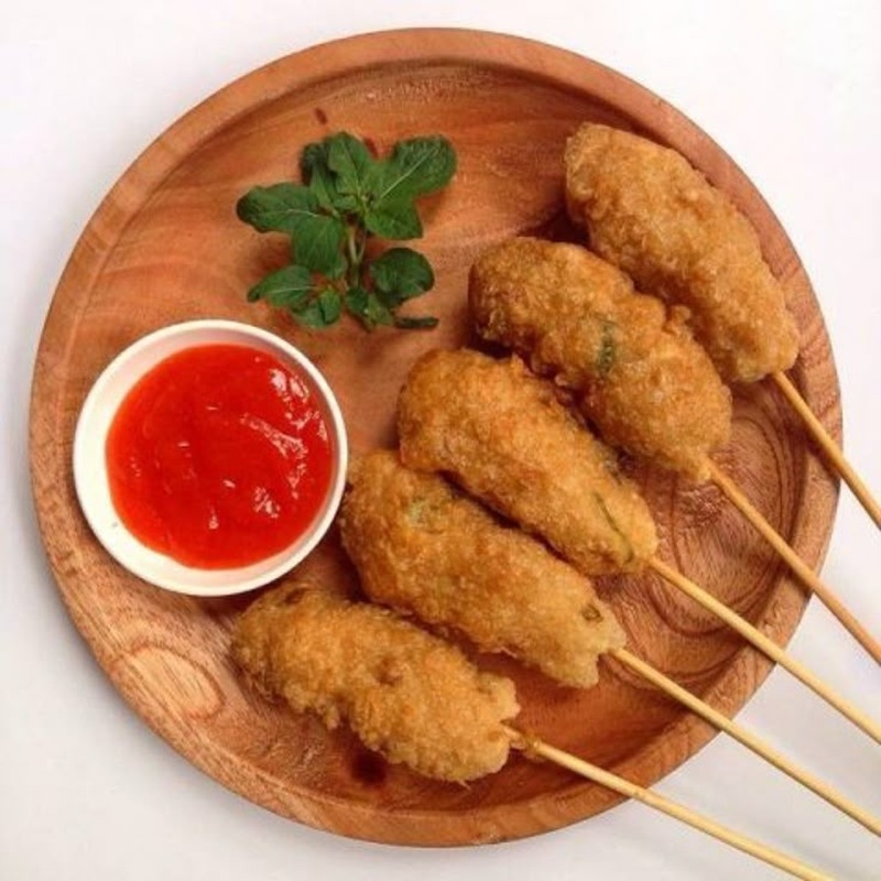 LEZAT: Sempol ayam dengan baluran telur dan cocolan saus