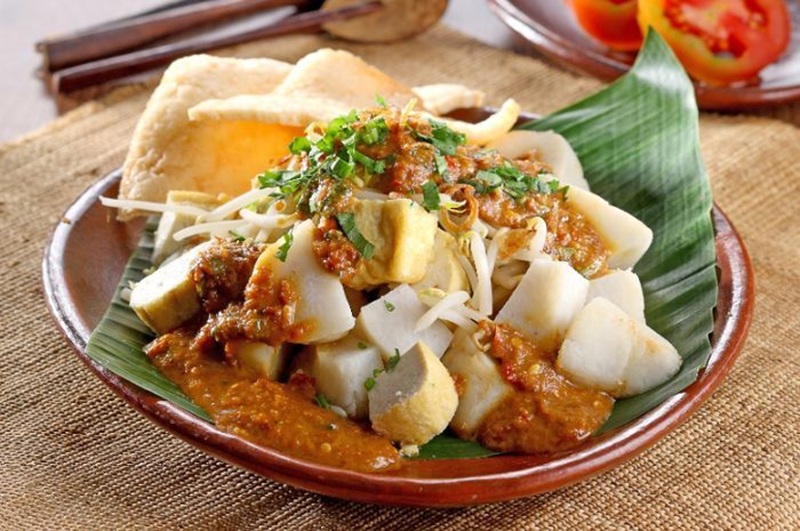 NIKMAT: Lontong tahu bumbu kacang dengan krupuk