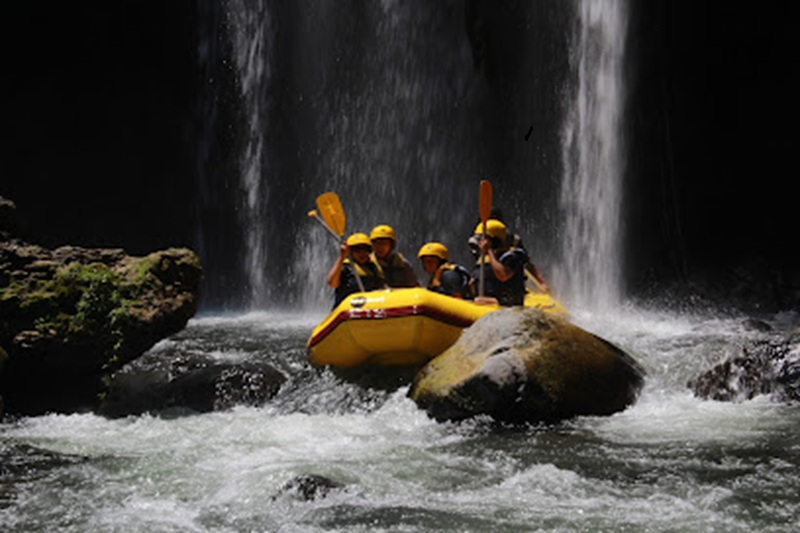 MENYENANGKAN: Healing sekaligus Menguji Adrenalin dengan Rafting