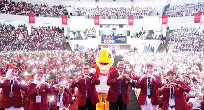 MERIAH: Rektor UMM Prof Nazaruddin Malik dan Wakil Menteri Diktisaintek bersama ribuan mahasiswa baru UMM.