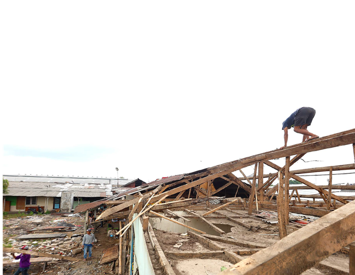 PERSIAPAN RELOKASI: Pedagang di sisi timur Pasar Induk Gadang mulai membongkar sendiri lapak-lapaknya, kemarin. Area berjualan mereka bakal dipindah lebih ke belakang.